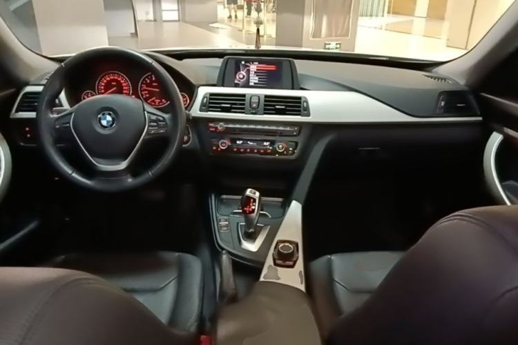 Used BMW 3 Series GT 2014 320i Leading Model Center Console