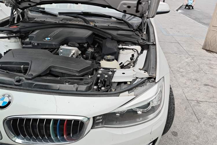 Used BMW 3 Series GT 2014 320i Design Package Model Engine Bay Left