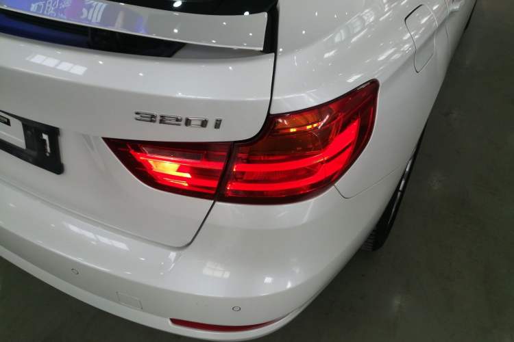 Used BMW 3 Series GT 2014 320i Leading Model Exterior 3