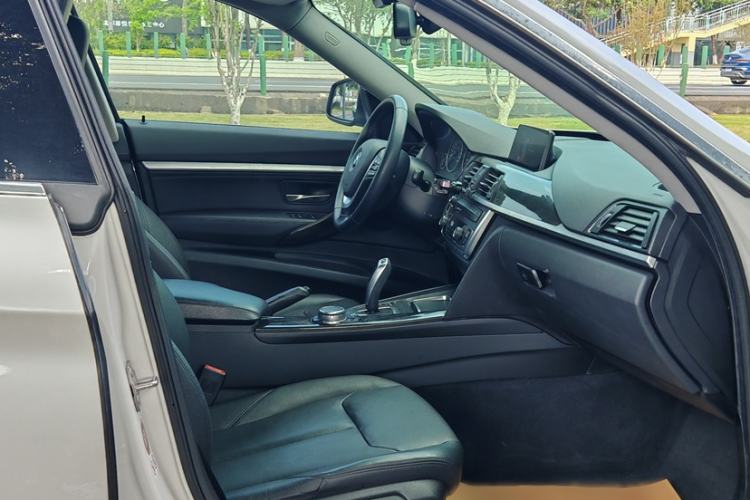 Used BMW 3 Series GT 2014 320i Leading Model Exterior 3