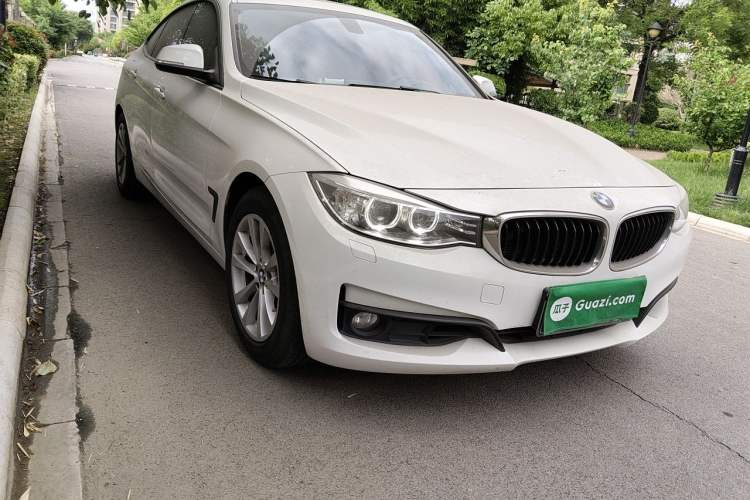 Used BMW 3 Series GT 2014 320i Leading Model Front Right 45 Deg