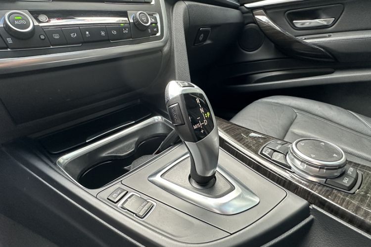 Used BMW 3 Series GT 2014 320i Design Package Model Interior 12