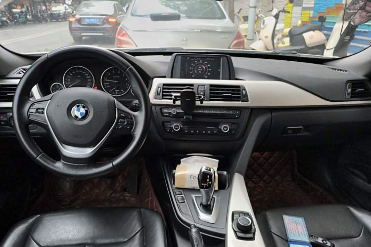 Used BMW 3 Series GT 2014 320i Leading Model Interior 2