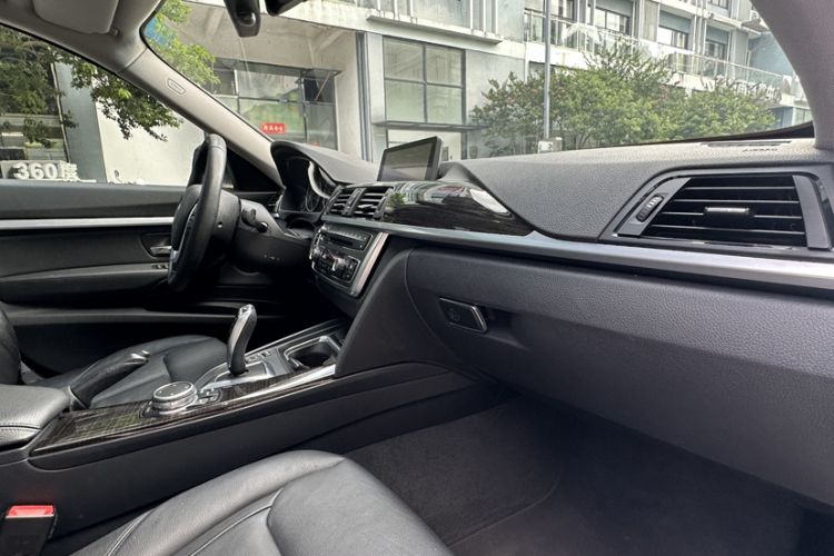 Used BMW 3 Series GT 2014 320i Design Package Model Interior 2