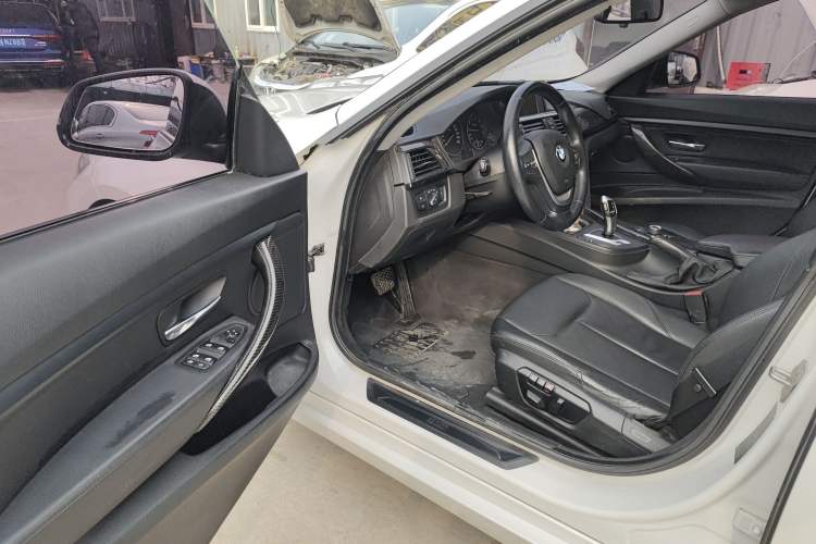 Used BMW 3 Series GT 2014 320i Leading Model Interior 3