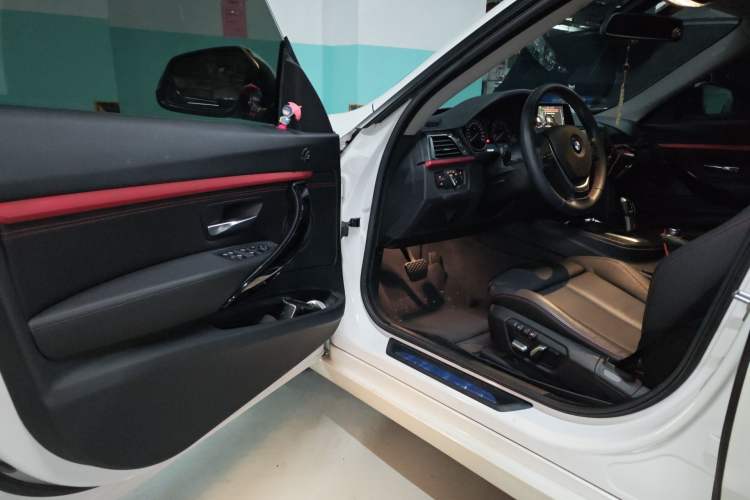 Used BMW 3 Series GT 2014 320i Design Package Model Interior 3
