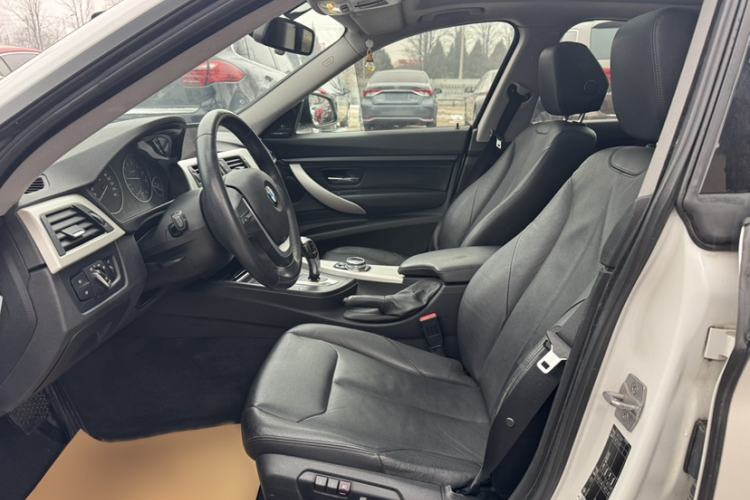 Used BMW 3 Series GT 2014 320i Leading Model Interior 4