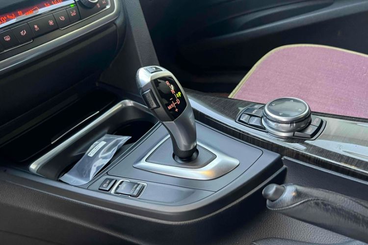 Used BMW 3 Series GT 2014 320i Design Package Model Interior 4