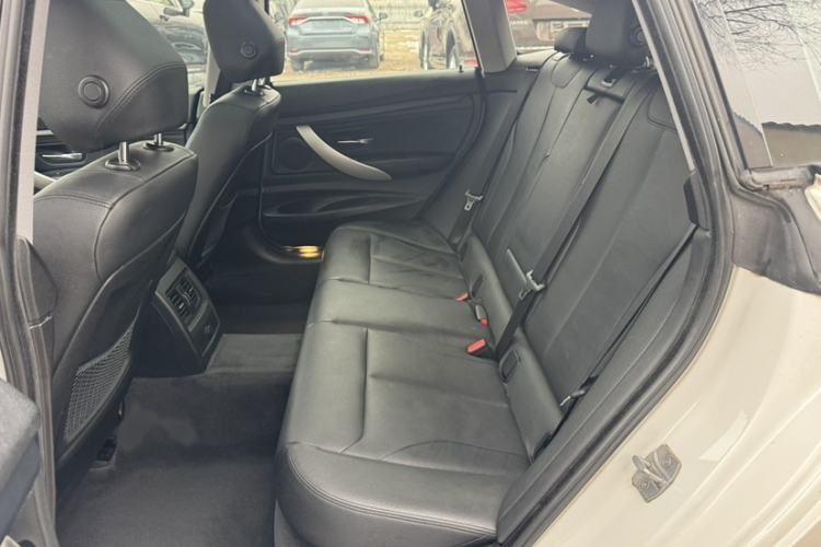 Used BMW 3 Series GT 2014 320i Leading Model Interior 5
