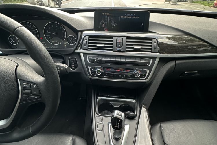 Used BMW 3 Series GT 2014 320i Design Package Model Interior 7