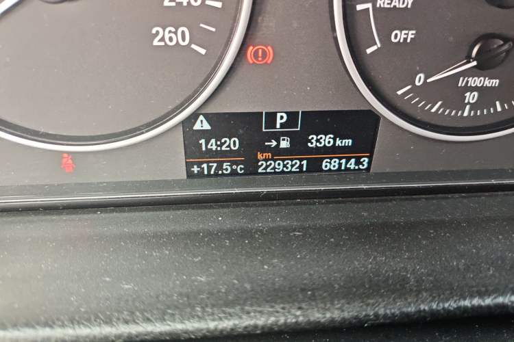 Used BMW 3 Series GT 2014 320i Leading Model Odometer Close Up