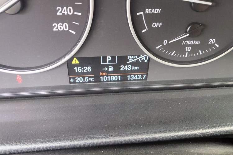 Used BMW 3 Series GT 2014 320i Leading Model Odometer Close Up