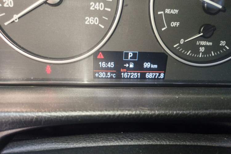 Used BMW 3 Series GT 2014 320i Leading Model Odometer Close Up