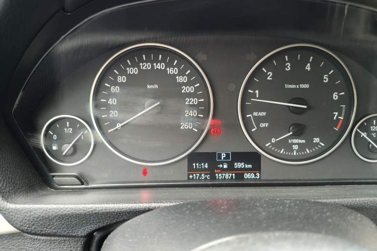 Used BMW 3 Series GT 2014 320i Leading Model Odometer Close Up