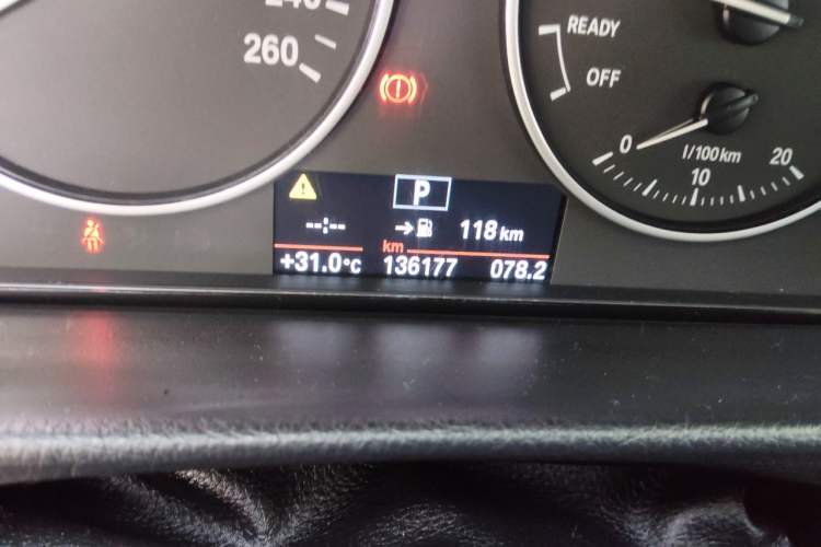 Used BMW 3 Series GT 2014 320i Leading Model Odometer Close Up