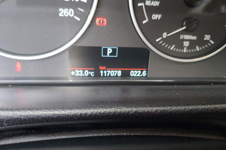 Used BMW 3 Series GT 2014 320i Leading Model Odometer Close Up