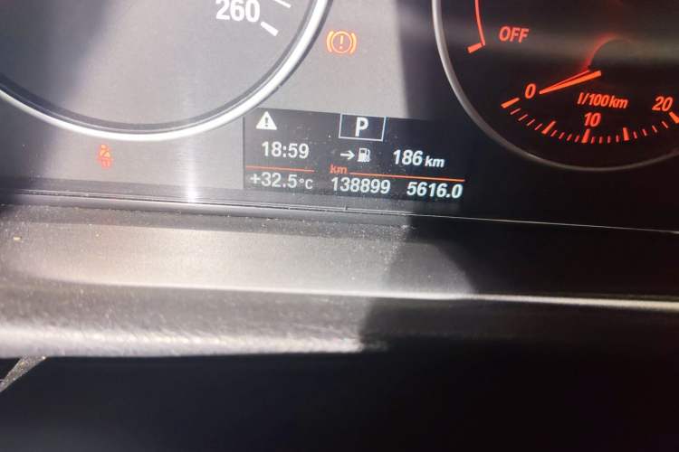 Used BMW 3 Series GT 2014 320i Leading Model Odometer Close Up
