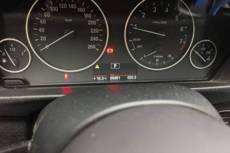 Used BMW 3 Series GT 2014 320i Leading Model Odometer Close Up