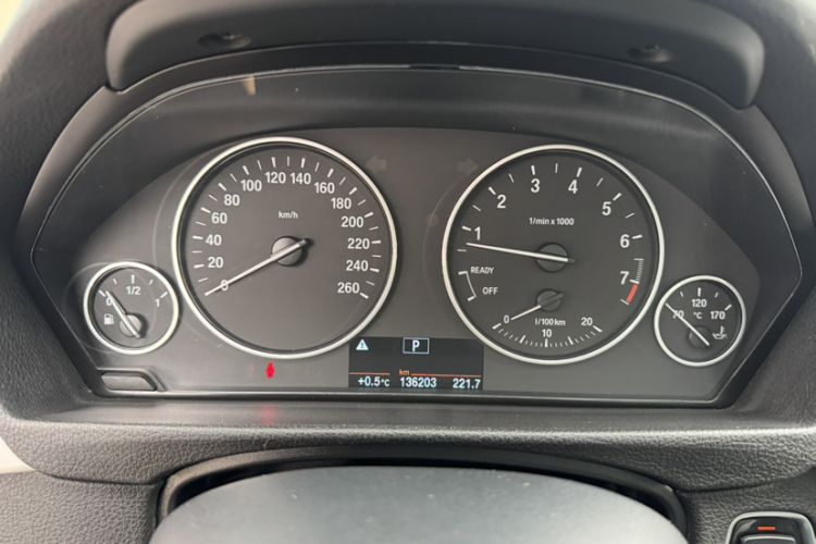 Used BMW 3 Series GT 2014 320i Leading Model Odometer Close Up