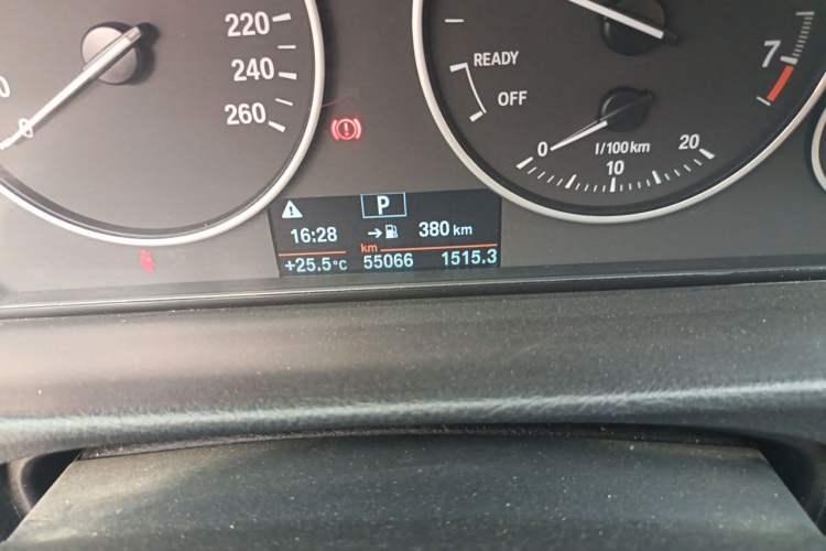 Used BMW 3 Series GT 2014 320i Leading Model Odometer Close Up