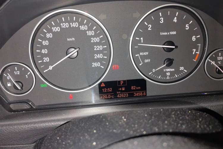 Used BMW 3 Series GT 2014 320i Leading Model Odometer Close Up