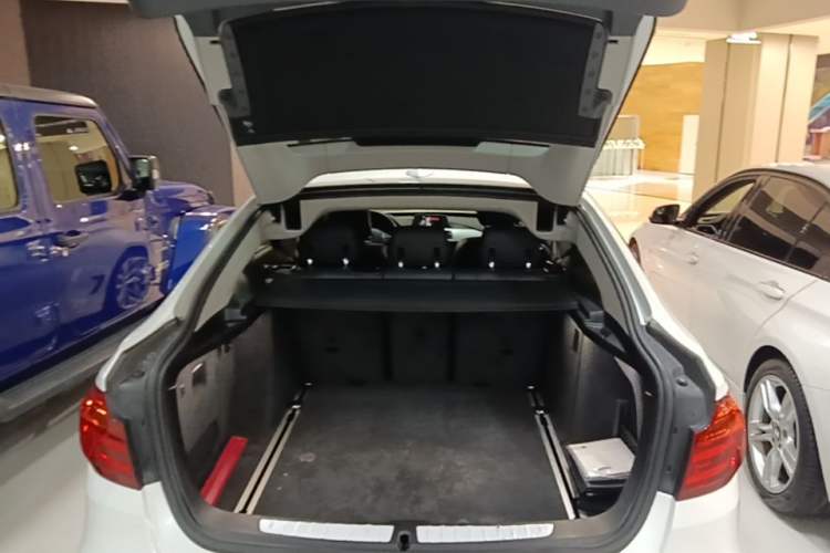 Used BMW 3 Series GT 2014 320i Leading Model Trunk