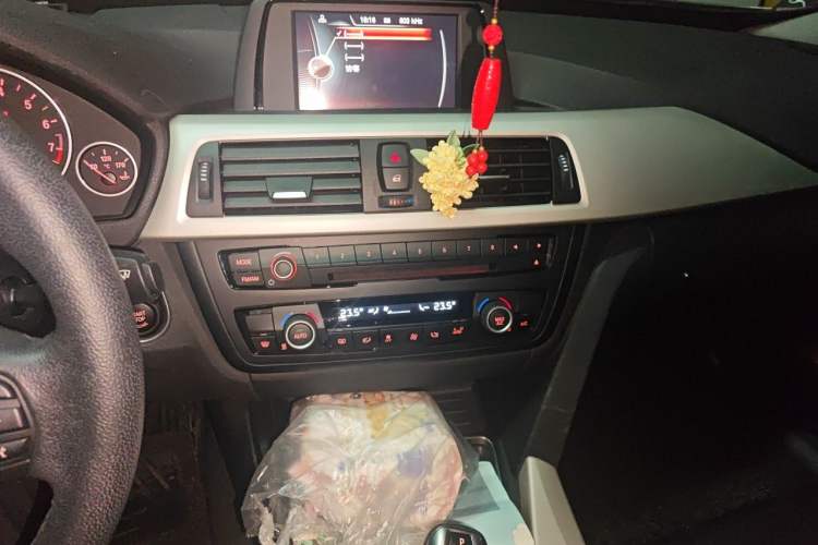 Used BMW 3 Series GT 2014 320i Leading Model Audio And AC Panel
