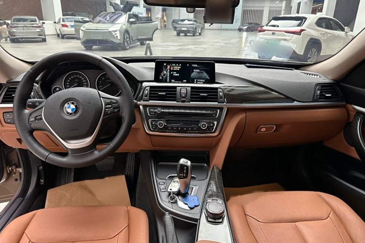 Used BMW 3 Series GT 2014 320i Design Package Model Interior 2