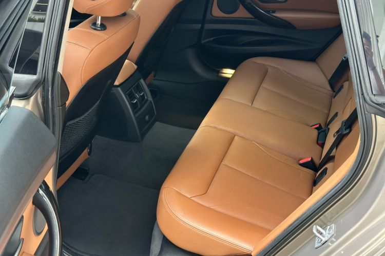 Used BMW 3 Series GT 2014 320i Design Package Model Interior 3