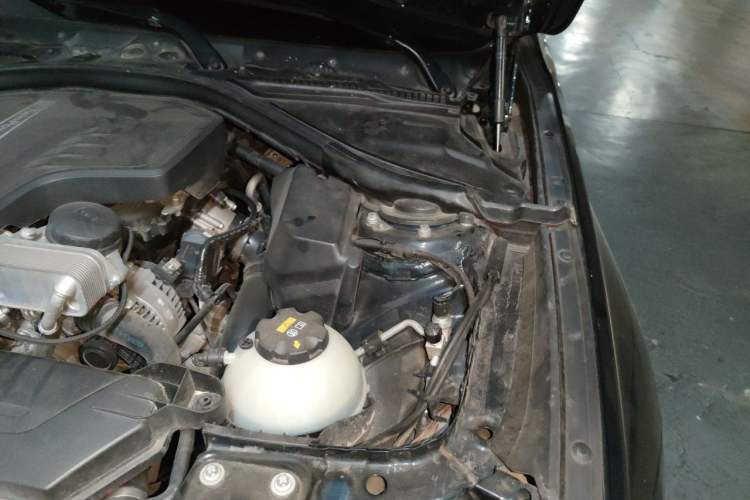 Used BMW 3 Series GT 2016 320i Fashion Model Engine Bay Left