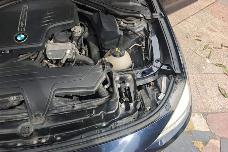 Used BMW 3 Series GT 2016 320i Fashion Model Engine Bay Left
