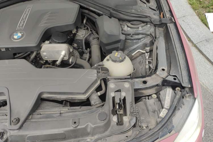 Used BMW 3 Series GT 2016 320i Fashion Model Engine Bay Left