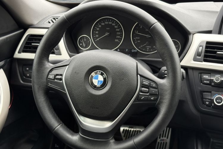 Used BMW 3 Series GT 2016 320i Fashion Model Interior 3