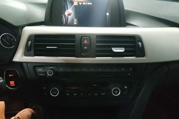 Used BMW 3 Series GT 2016 320i Fashion Model Audio And AC Panel