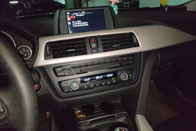 Used BMW 3 Series GT 2016 320i Fashion Model Audio And AC Panel