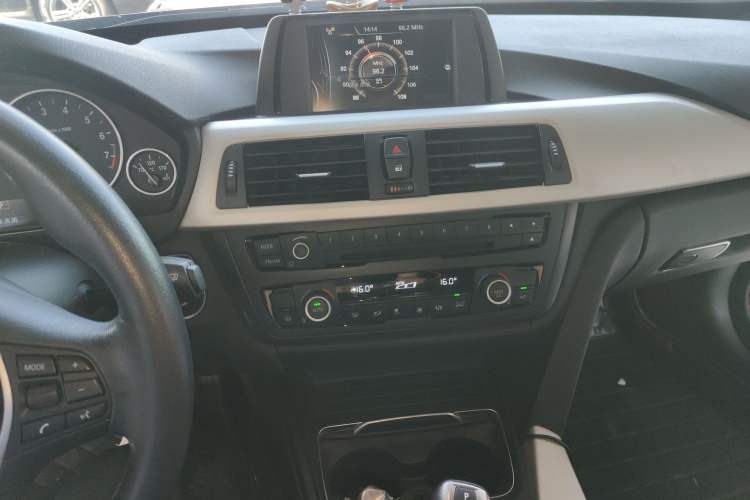 Used BMW 3 Series GT 2016 320i Fashion Model Audio And AC Panel