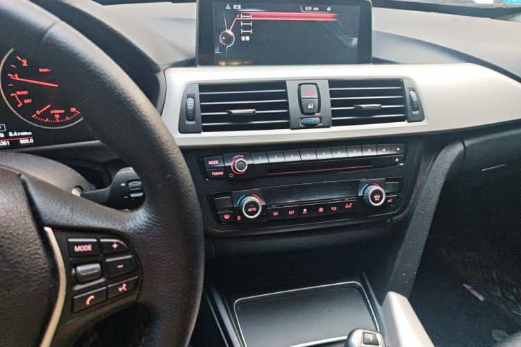 Used BMW 3 Series GT 2016 320i Fashion Model Audio And AC Panel
