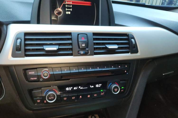 Used BMW 3 Series GT 2016 320i Fashion Model Audio And AC Panel
