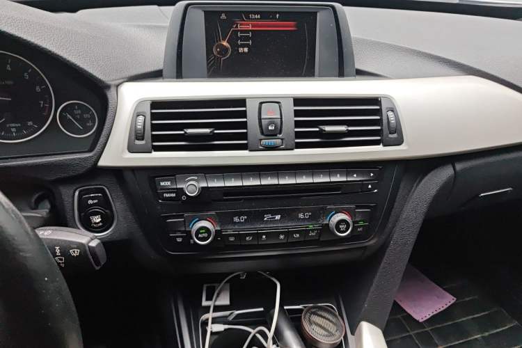 Used BMW 3 Series GT 2016 320i Fashion Model Audio And AC Panel