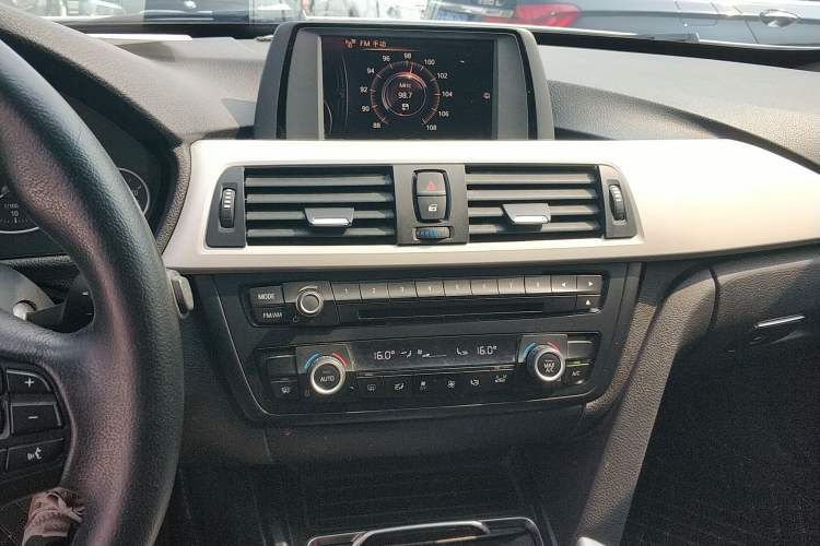 Used BMW 3 Series GT 2016 320i Fashion Model Audio And AC Panel