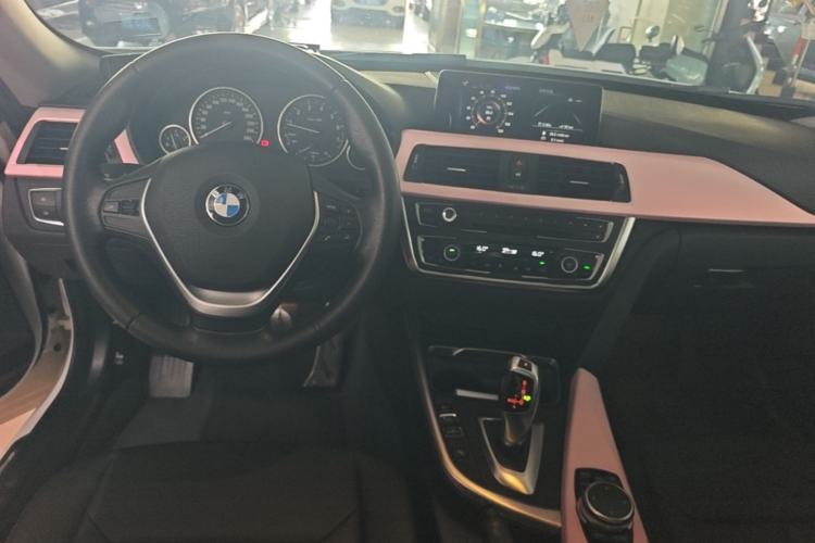 Used BMW 3 Series GT 2016 320i Fashion Model Center Console