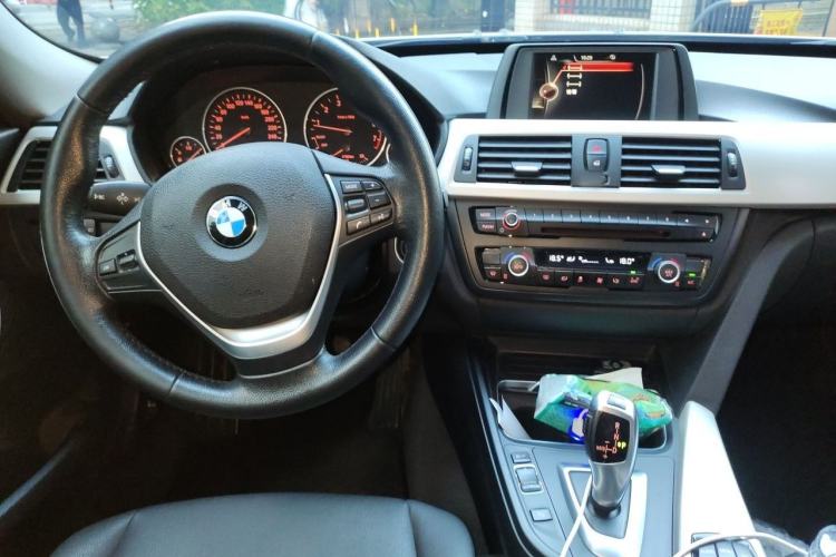 Used BMW 3 Series GT 2016 320i Fashion Model Center Console