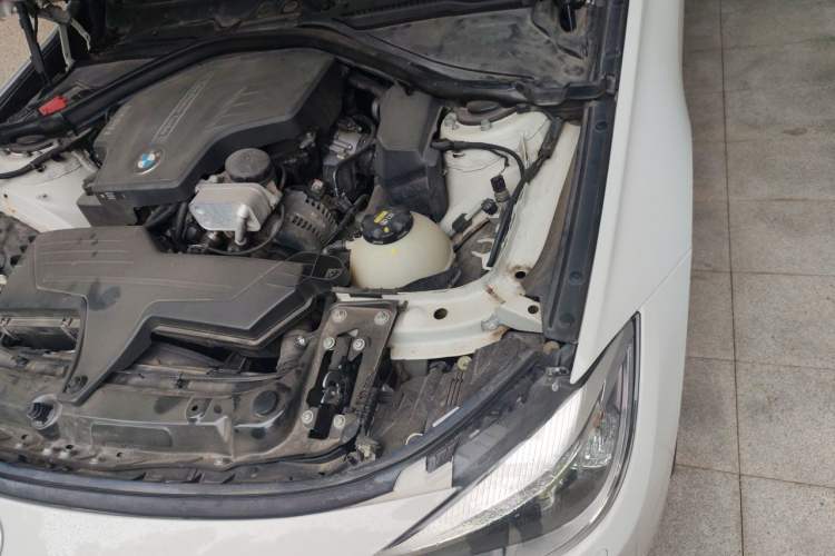 Used BMW 3 Series GT 2016 320i Fashion Model Engine Bay Left