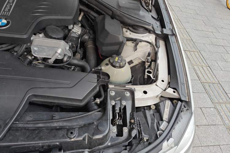 Used BMW 3 Series GT 2016 320i Fashion Model Engine Bay Left