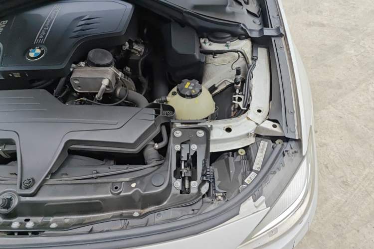 Used BMW 3 Series GT 2016 320i Fashion Model Engine Bay Left