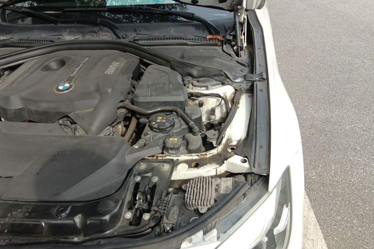 Used BMW 3 Series GT 2016 320i Fashion Model Engine Bay Left