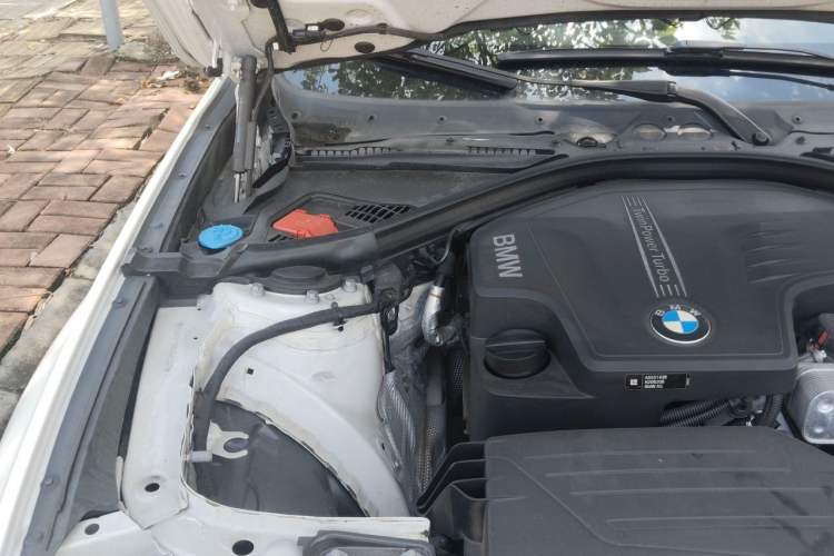 Used BMW 3 Series GT 2016 320i Fashion Model Engine Bay Right