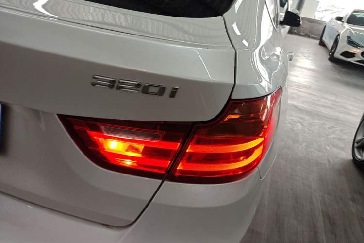 Used BMW 3 Series GT 2016 320i Fashion Model Exterior 3