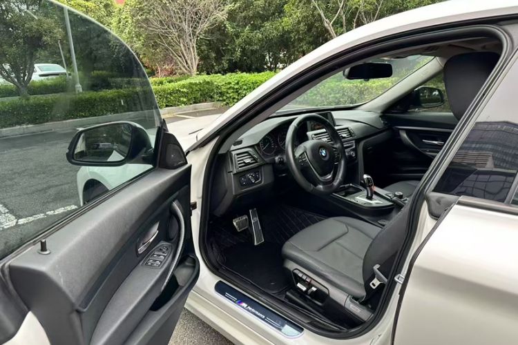 Used BMW 3 Series GT 2016 320i Fashion Model Interior 1