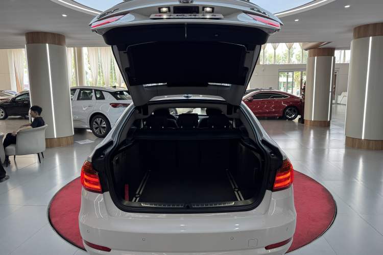 Used BMW 3 Series GT 2016 320i Fashion Model Interior 4
